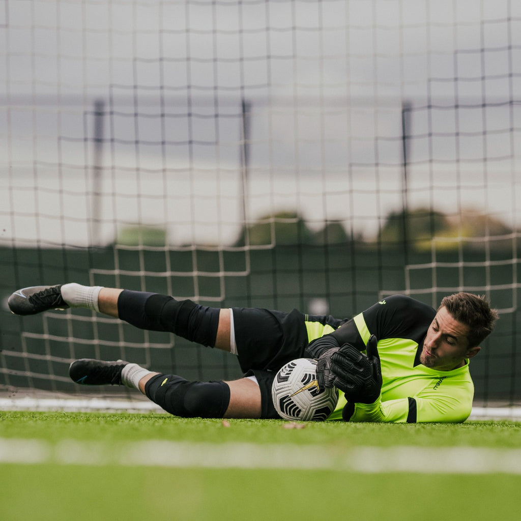 Knee guards for goalkeepers and players
